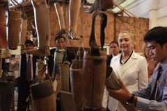 Clintonová navštívila bývalé bombardované soky. Laos
