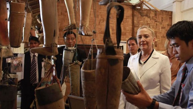 Hillary Clintonová si prohlíží v laoské metropoli Vientiane dílnu, ve které se vyrábějí umělé končetiny pro lidi, kteří přišli o ruce či nohy při explozích min z doby vietnamské války.