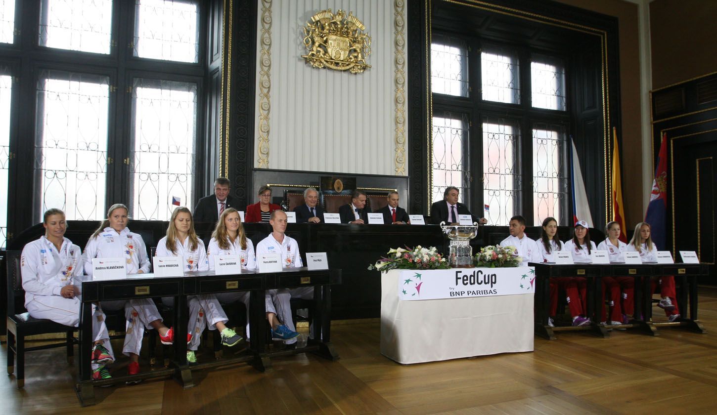 České a srbské tenistky během losu ve finále Fed Cupu 2012.