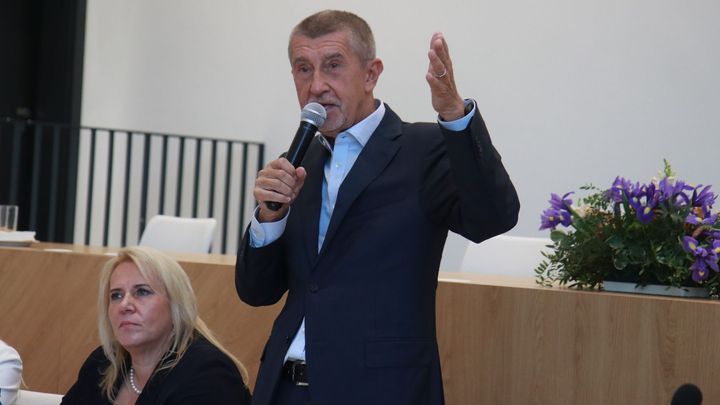 Proč šíříte nenávist vůči migrantům? ptal se Babiše. Další otázku mu už nedovolili