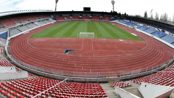 Rošického stadion. V minulosti se o něj dělili fotbalisté s atlety, nyní ho ČSTV zadarmo předá fotbalové asociaci