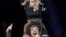 Madonna na krku zpěváka Redfoo