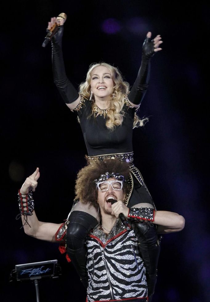 Madonna na krku zpěváka Redfoo