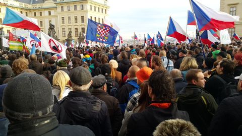 Je to neozbrojená invaze, hřímal Konvička. Centrum Prahy ovládly pro- i protiuprchlické demonstrace