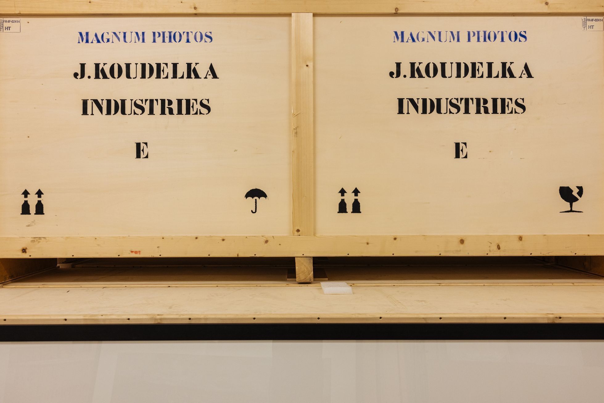 Fotografie Josefa Koudelky v depozitáři Uměleckoprůmyslového musea