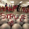 Lidé po celém světě truchlí za smrt Steva Jobse