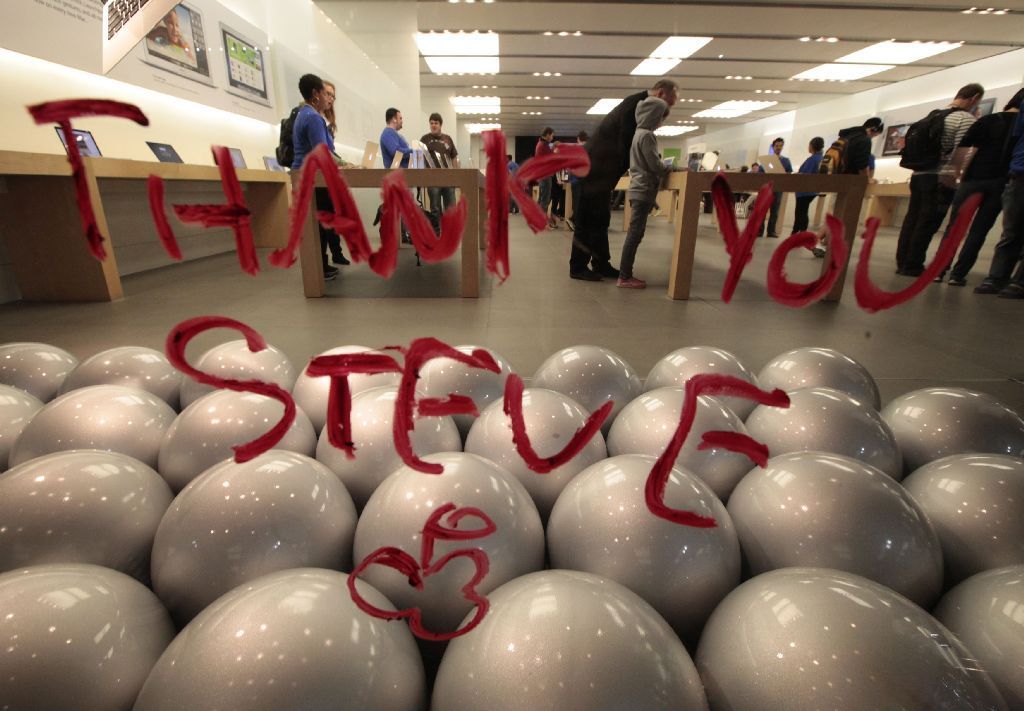 Lidé po celém světě truchlí za smrt Steva Jobse