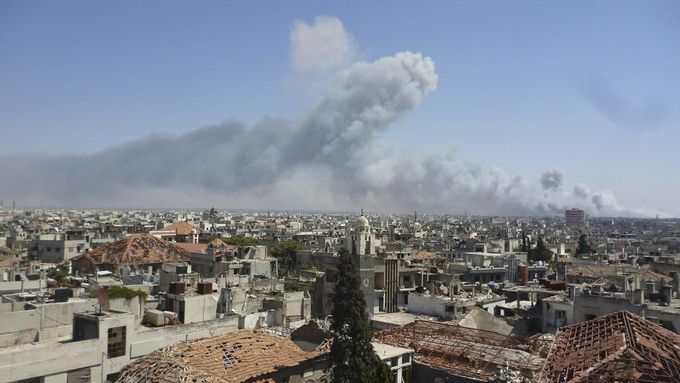 Panorama Homsu: Nad místem, kde vybuchl muniční sklad, se drží kouř.