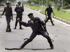 Konžská policie se střetla s odpůrci ozbrojenými kameny. Oplácela jim stejnou.
