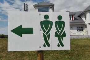Nejlepší nápisy ze záchodů: Svatý klozet, mušle v přírodě a kojící koutek pro muže