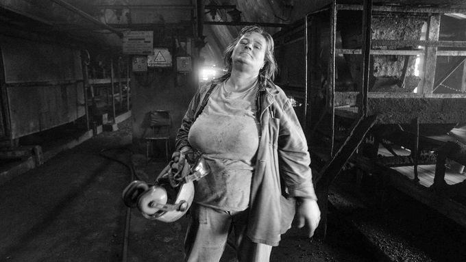 Obrazy z temné země: Půvab žen z třídírny uhlí, halda Szarlota i labuť v odkališti