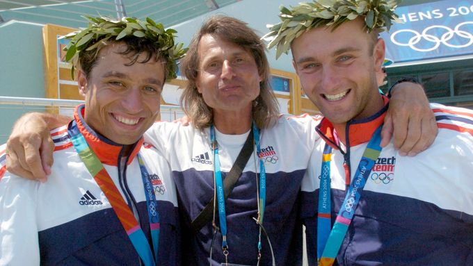 Jiří Pultera s bronzovými deblkanoisty Jaroslavem Volfem a Ondřejem Štěpánkem na hrách v Aténách 2004
