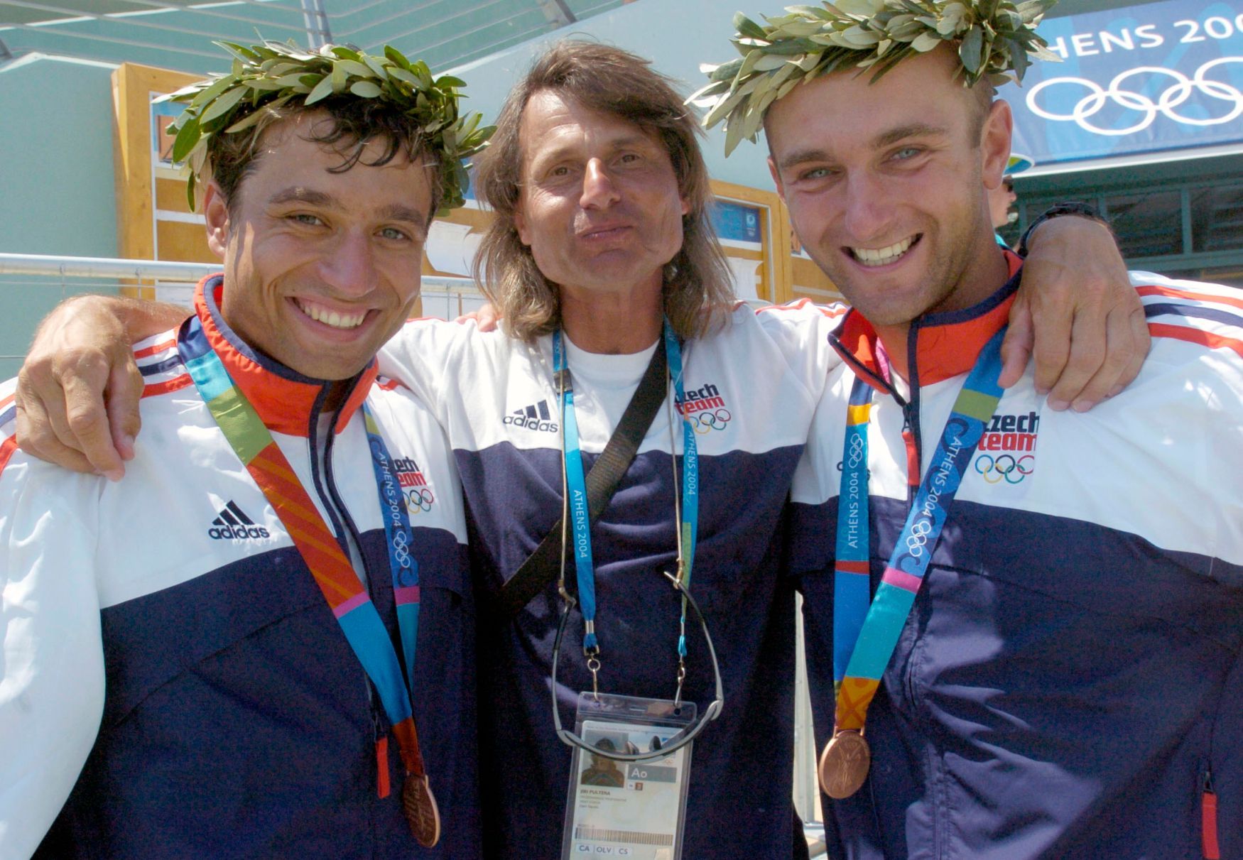Jiří Pultera s bronzovými deblkanoisty Jaroslavem Volfem a Ondřejem Štěpánkem na hrách v Aténách 2004