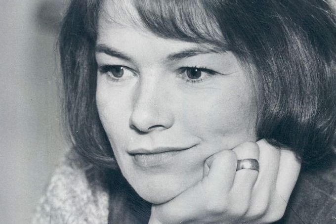Publicity photo of Glenda Jackson in 1971
