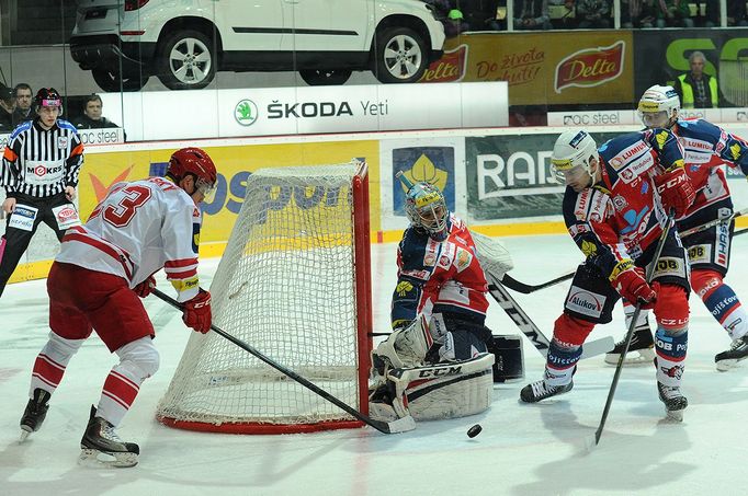 Třinec - Pardubice: Jiří Polanský (23) - Július Hudáček