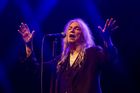 Freedom! Svoboda! Uhrančivá Patti Smith zazpívala v Praze. Její kouzlo stále funguje