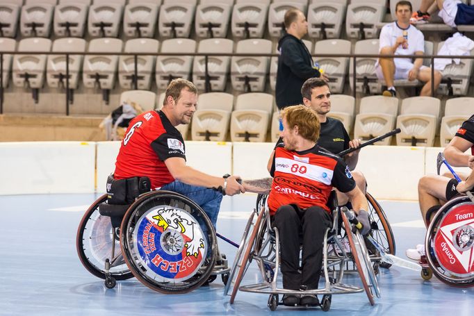 Akce se zúčastnil i patron Sportovního klubu vozíčkářů Praha herec a dabér Martin Stránský. S plastovou hokejkou mu to šlo dobře.