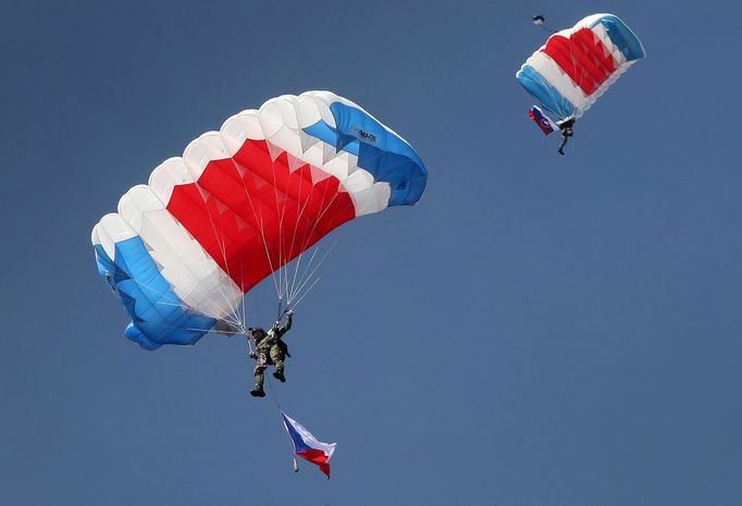 Seskok výsadkářů Armády České republiky v Zítkových sadech připomněl operaci Anthropoid.