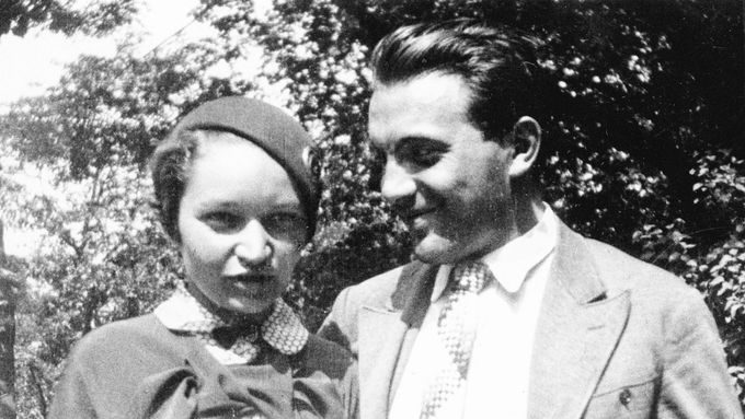 Komunistický novinář a spisovatel Julius Fučík s manželkou Gustou.