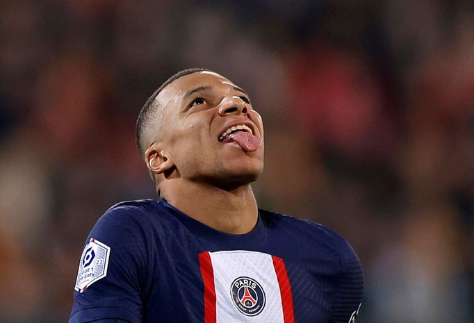 Kylian Mbappé v zápase francouzské ligy mezi Lens a PSG