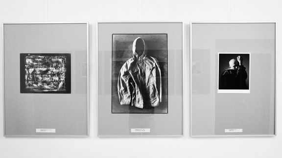 Při pohledu na snímek Jana Hudečka z roku 1988 (uprostřed) zamrazí. Jmenuje se Autoportrét na rok 1989. Hudeček byl v tom roce zavražděn náhodným stopařem.