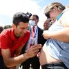 Novak Djokovič se podepisuje na bříško těhotné fanynky při akci na Brighton Beach v Melbourne po vítězství na Australian Open