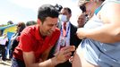 Novak Djokovič se podepisuje na bříško těhotné fanynky při akci na Brighton Beach v Melbourne po vítězství na Australian Open