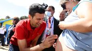 Skutečnou superstart byl ale Novak Djokovič. Po devátém triumfu v Melbourne Srb přidal na pláži Brighton Beach svůj podpis i na bříško těhotné fanynky .