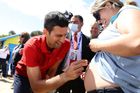 Skutečnou superstart byl ale Novak Djokovič. Po devátém triumfu v Melbourne Srb přidal na pláži Brighton Beach svůj podpis i na bříško těhotné fanynky .