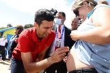 Skutečnou superstart byl ale Novak Djokovič. Po devátém triumfu v Melbourne Srb přidal na pláži Brighton Beach svůj podpis i na bříško těhotné fanynky .