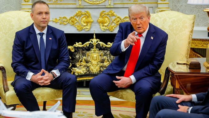 Americký prezident Donald Trump a jeho polský protějšek Karol Nawrocki v oválné pracovně v Bílém domě, 4. září 2025.