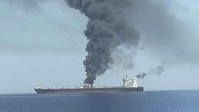 Hořící tanker po útoku v Ománském zálivu