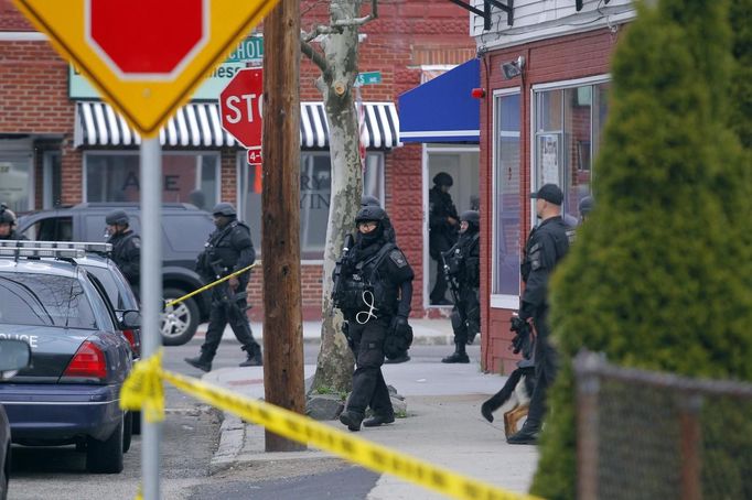 Členové policejních jednotek SWAT při razii ve městě Watertown.