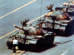 V dozvuku událostí masakru na pekingském náměstí Tien-an-men v roce 1989 snad všechny světové noviny a televizní stanice ukazovaly záběr na tuto osamocenou figurku