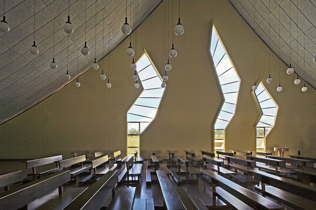 Oscar Niemeyer - Brasília - Vojenský kostel - interiér
