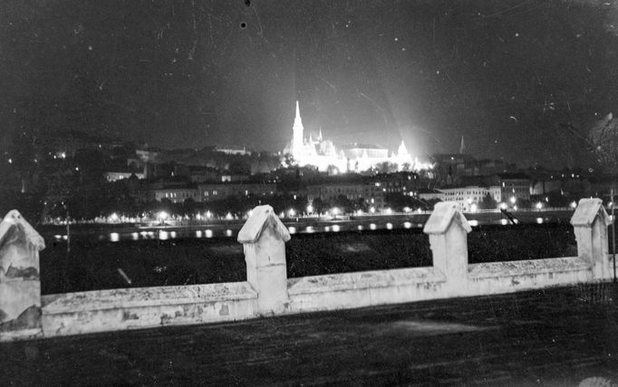 Ornamentální osvětlení Matyášova chrámu a Rybářské bašty při pohledu z náměstí Széchenyi István v Budapešti. Rok 1935