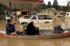 Povodně v Kalifornii udělaly ze dvou městeček ostrovy, pod vodou je 2000 budov