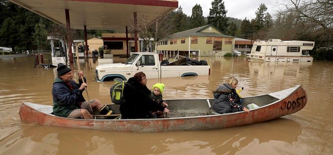 Pětitisícové městečko Guerneville v severní Kalifornii rozvodněná řeka Russian River odřízla od světa.