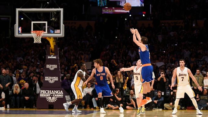 José Calderón z New Yorku Knick rozhodl zápas s Los Angeles Lakers trojkou vposlední vteřině zápasu.