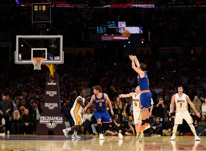 José Calderón z New Yorku Knick rozhodl zápas s Los Angeles Lakers trojkou vposlední vteřině zápasu.