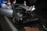 Řidič osobního vozu se zranil lehce, jeho spolujezdce převezli záchranáři do šumperské nemocnice se středně těžkým zraněním.