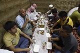 Večeře imigrantských dělníků v Rijádu v Saúdské Arábii.