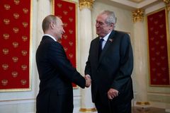 Zeman se v Moskvě hrbil před diktátorem, vadí Kalouskovi