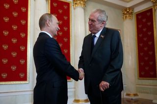 Ruský prezident Vladimir Putin vítá českého prezidenta Miloše Zemana v Kremlu.
