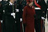Královna Alžběta II. vykonává slavnostní přehlídku a právě míjí svého vnuka - prince Williama.