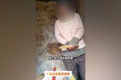 Čína cenzuruje známou spisovatelku. Upozornila na ženu, kterou manžel přikoval ke zdi