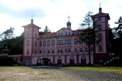 O pravoslavný klášter u Berouna se zajímá kriminálka. Vyhození duchovní šli k soudu