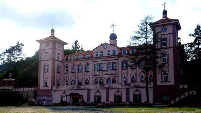 Pravoslavný monastýr sv. Václava a sv. Ludmily v Loděnicích u Berouna je v centru sporu mezi českými pravoslavnými.