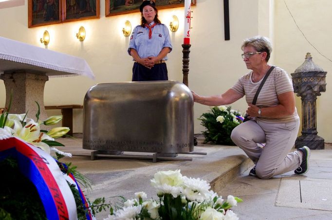 Pohřeb exhumovaných ostatků Josefa Toufara v číhošťském kostele.