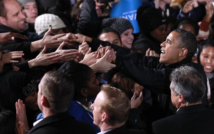 U.S. President Barack Obama greets supporters during a campaign rally in Bristow, Virginia, November 3, 2012 REUTERS/Jason Reed (UNITED STATES - Tags: POLITICS ELECTIONS USA PRESIDENTIAL ELECTION) Published: Lis. 4, 2012, 4:28 dop.